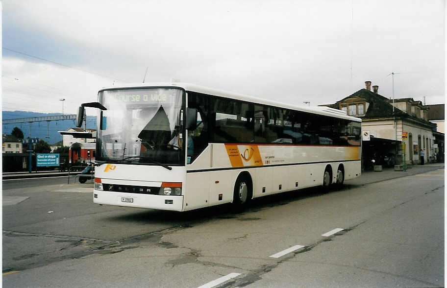 (033'915) - PTT-Regie - P 27'812 - Setra am 9. Juli 1999 beim Bahnhof Del�mont