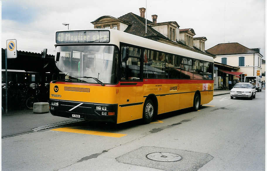(033'918) - PTT-Regie - P 25'628 - Volvo/Steyr (ex Mer�ay, Del�mont) am 9. Juli 1999 beim Bahnhof Del�mont