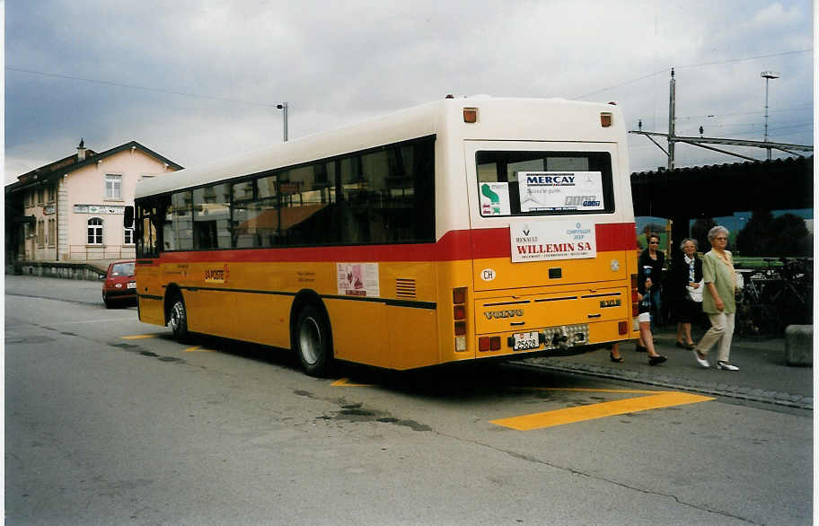 (033'926) - PTT-Regie - P 25'628 - Volvo/Steyr (ex Mer�ay, Del�mont) am 9. Juli 1999 beim Bahnhof Del�mont