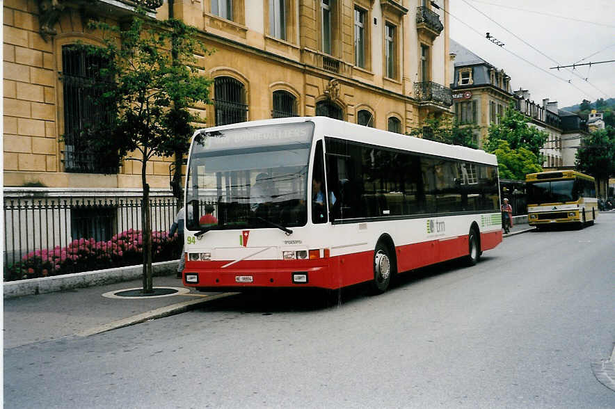 (033'930) - VR La Chaux-de-Fonds - Nr. 94/NE 98'894 - Volvo/Berkhof am 10. Juli 1999 in Neuch�tel, Place Pury
