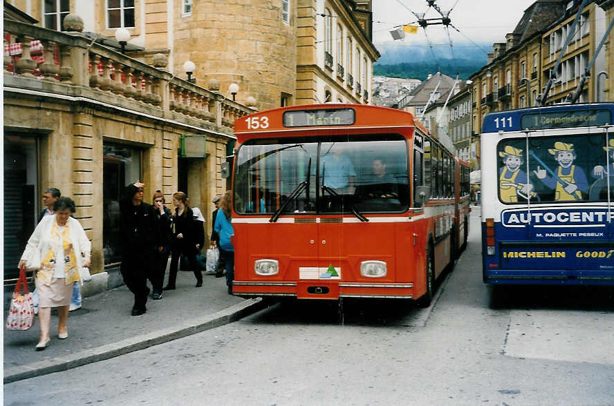 (034'007) - TN Neuch�tel - Nr. 153 - FBW/Hess Gelenktrolleybus (ex Nr. 53) am 10. Juli 1999 in Neuch�tel, Place Pury