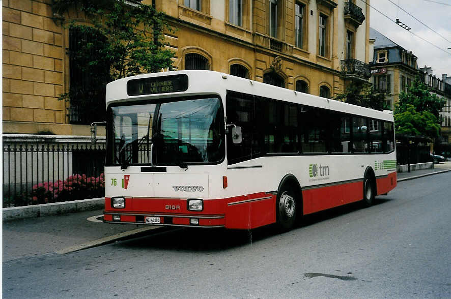 (034'010) - VR La Chaux-de-Fonds - Nr. 76/NE 43'190 - Volvo/Lauber am 10. Juli 1999 in Neuch�tel, Place Pury