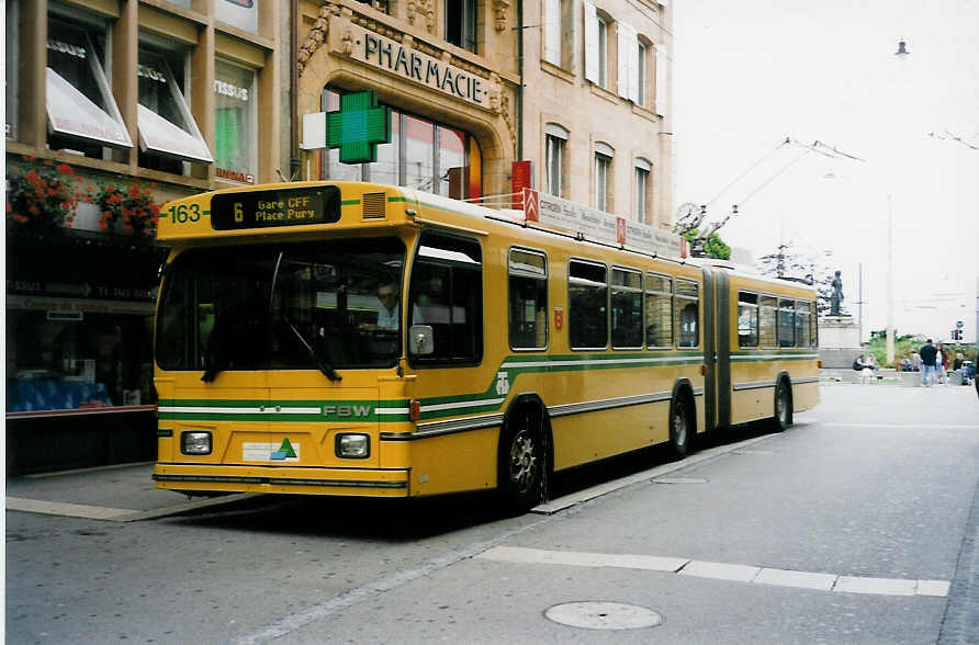 (034'012) - TN Neuch�tel - Nr. 163 - FBW/Hess Gelenktrolleybus am 10. Juli 1999 in Neuch�tel, Place Pury