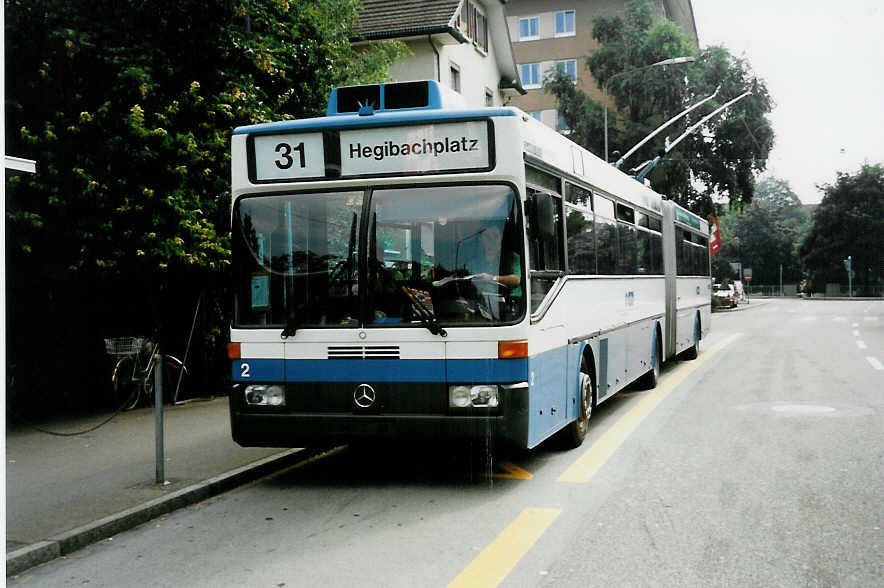 (035'021) - VBZ Z�rich - Nr. 2 - Mercedes Gelenktrolleybus am 4. August 1999 beim Bahnhof Schlieren