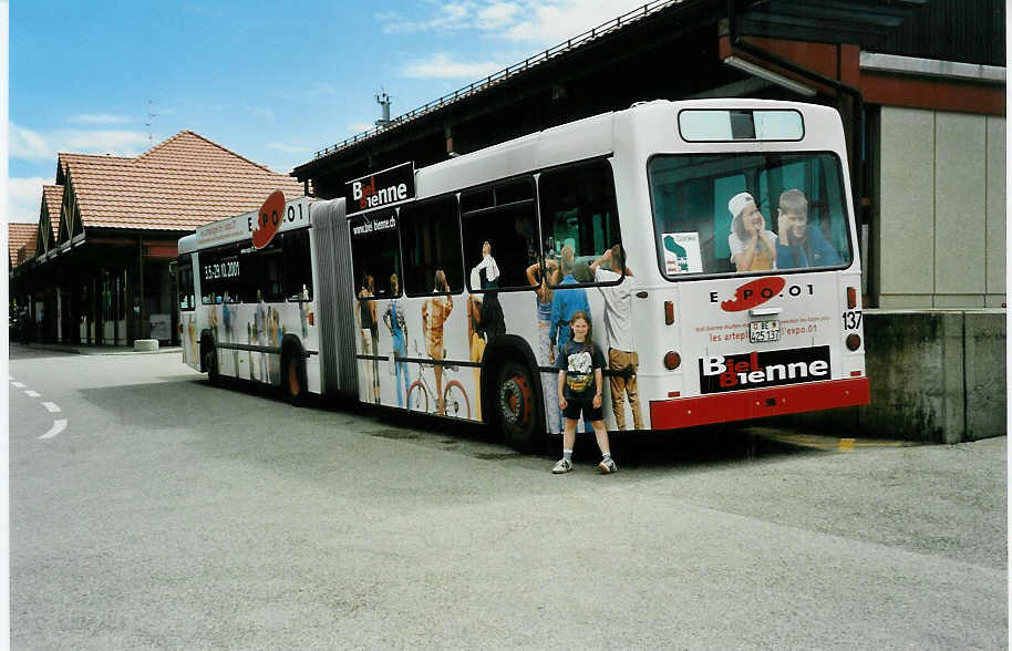 (035'205) - VB Biel - Nr. 137/BE 425'137 - Volvo/R&J am 8. August 1999 beim Bahnhof Saignel�gier
