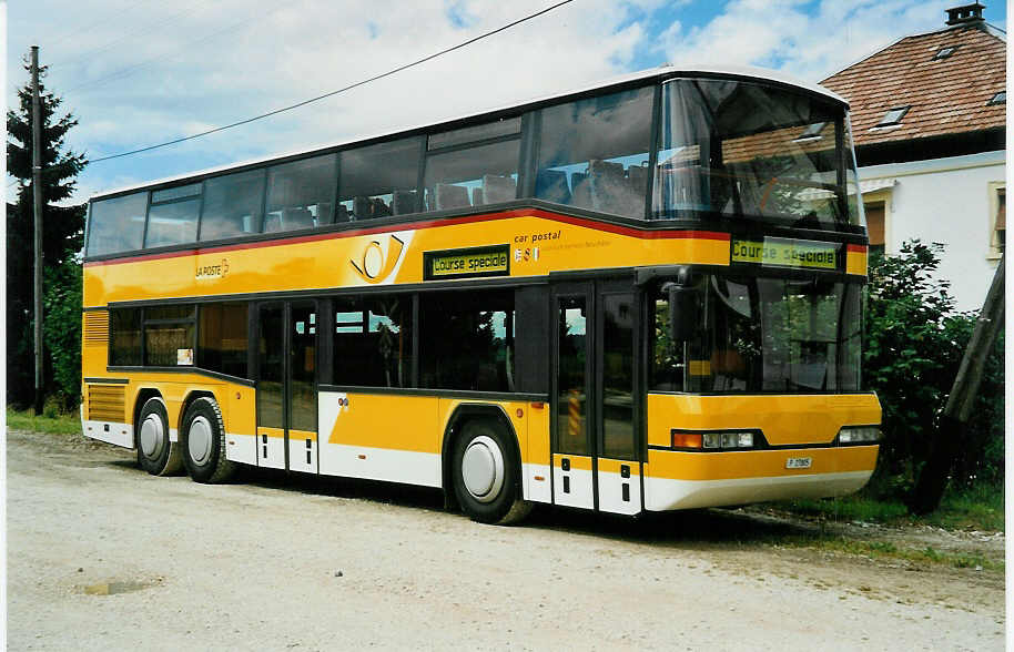 (035'208) - PTT-Regie - P 27'805 - Neoplan am 8. August 1999 beim Bahnhof Saignel�gier