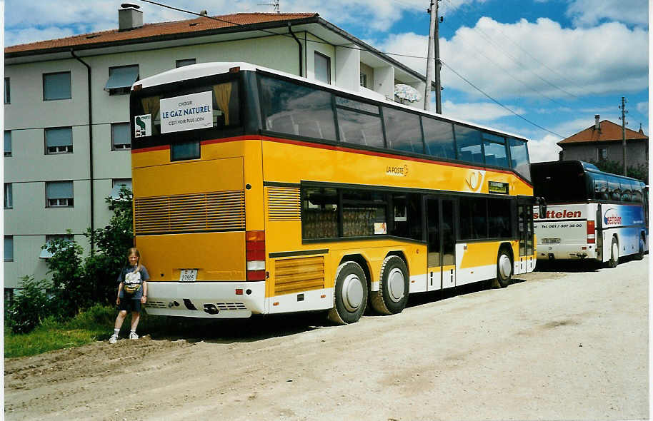 (035'209) - PTT-Regie - P 27'805 - Neoplan am 8. August 1999 beim Bahnhof Saignel�gier