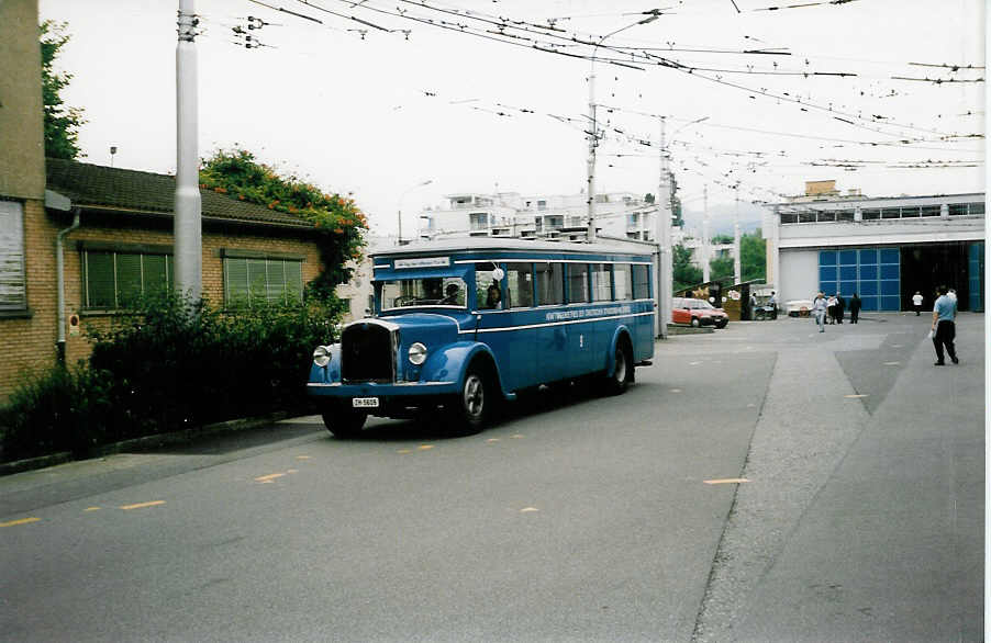 (035'621) - VBZ Z�rich - Nr. 9/ZH 5609 - Saurer/SWS (ex Bamert, Wollerau; ex BBA Aarau Nr. 1; ex VBZ Z�rich Nr. 209; ex VBZ Z�rich Nr. 9) am 28. August 1999 in Luzern, Depot VBL