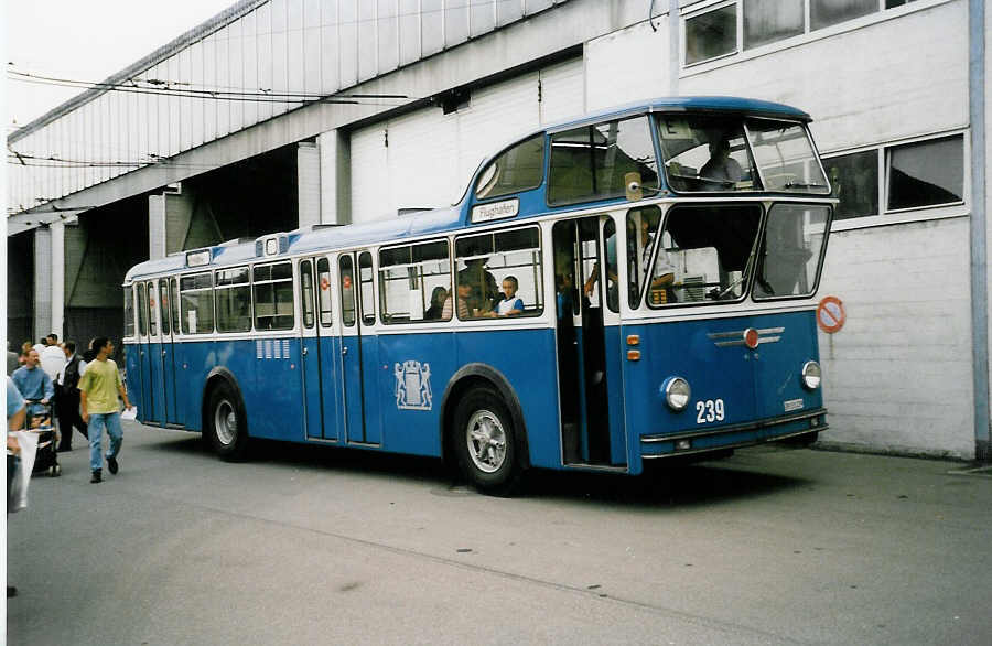 (035'807) - VBZ Z�rich - Nr. 239/ZH 131'239 - FBW/T�scher Hochlenker (ex Kamm, Schlieren; ex VBZ Z�rich Nr. 239; ex VBZ Nr. 219) am 28. August 1999 in Luzern, Depot VBL