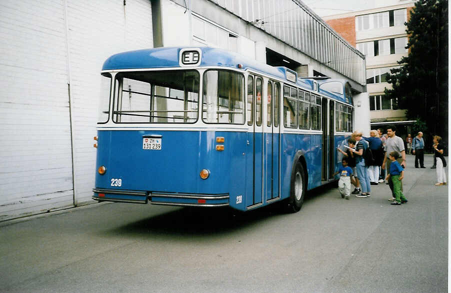 (035'809) - VBZ Z�rich - Nr. 239/ZH 131'239 - FBW/T�scher Hochlenker (ex Kamm, Schlieren; ex VBZ Z�rich Nr. 239; ex VBZ Z�rich Nr. 219) am 28. August 1999 in Luzern, Depot VBL