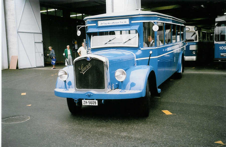 (035'814) - VBZ Z�rich - Nr. 9/ZH 5609 - Saurer/SWS (ex Bamert, Wollerau; ex BBA Aarau Nr. 1; ex VBZ Z�rich Nr. 209; ex VBZ Z�rich Nr. 9) am 28. August 1999 in Luzern, Depot VBL