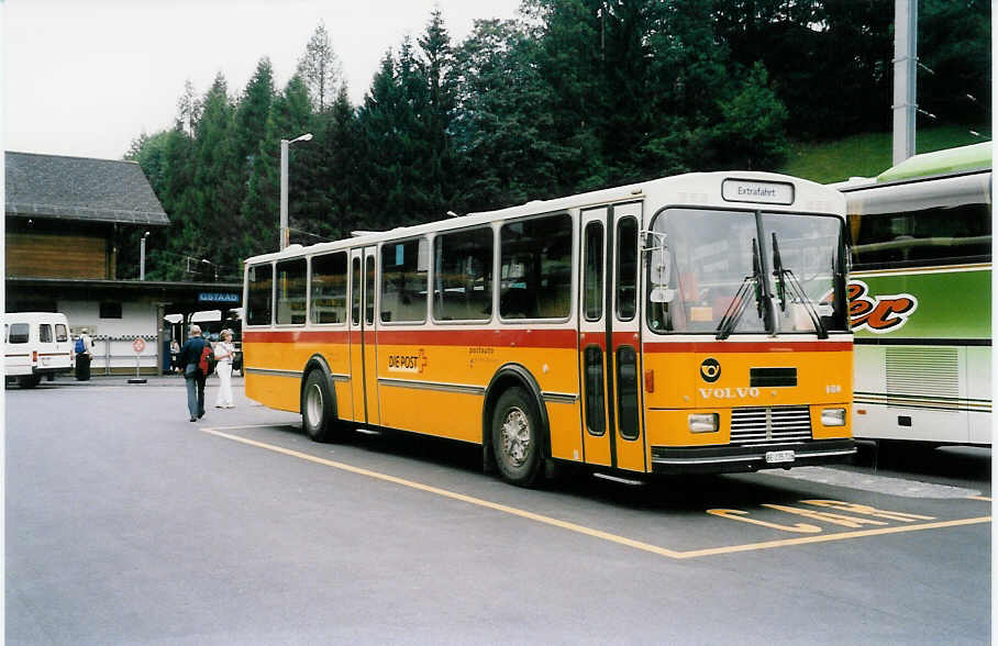 (036'036) - K�bli, Gstaad - BE 235'726 - Volvo/Lauber am 29. August 1999 beim Bahnhof Gstaad