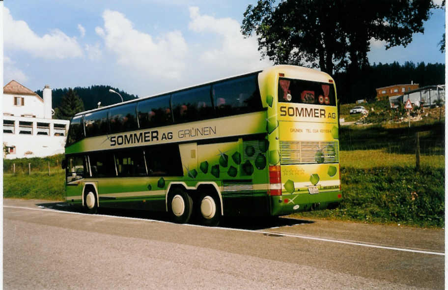 (036'814) - Sommer, Gr�nen - BE 332'669 - Neoplan am 12. September 1999 in Les Brenets, Carparkplatz NLB