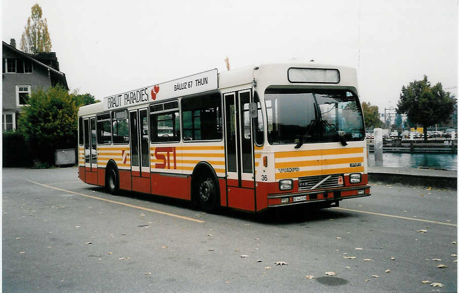(037'406) - STI Thun - Nr. 36/BE 443'836 - Volvo/R&J (ex SAT Thun Nr. 36) am 18. Oktober 1999 bei der Schiffl�ndte Thun