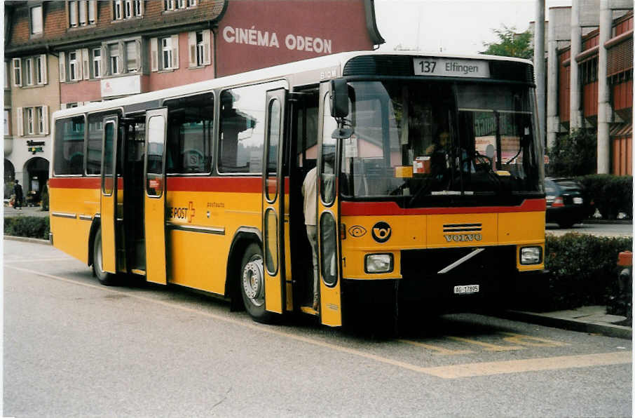 (037'502) - Br�ndli, Elfingen - Nr. 1/AG 17'895 - Volvo/Hess am 30. Oktober 1999 beim Bahnhof Brugg