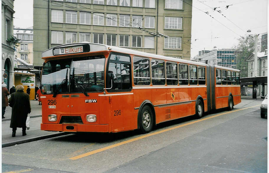 (037'815) - SVB Bern - Nr. 296/BE 337'296 - FBW/Hess (ex TPG Gen�ve Nr. 119) am 25. November 1999 beim Bahnhof Bern