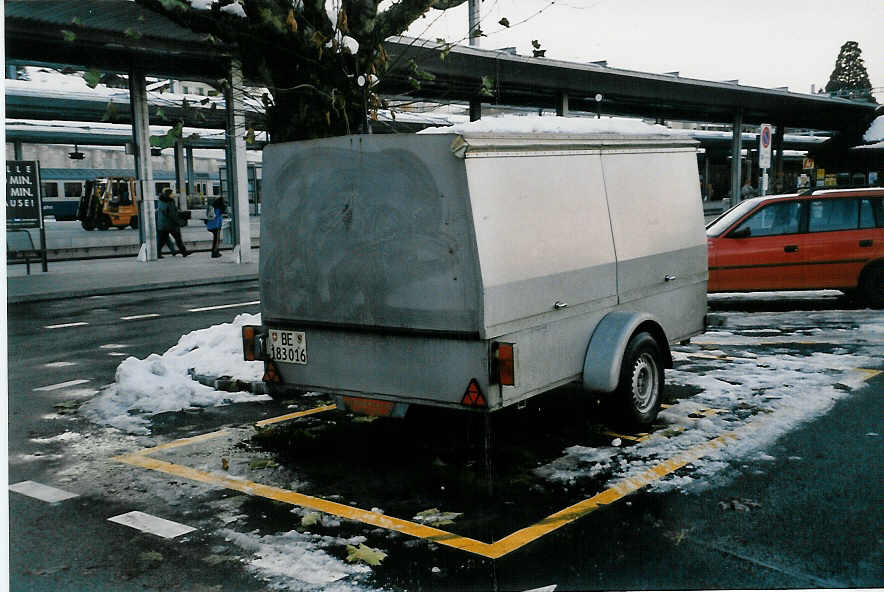 (037'930) - ASKA Aeschi - Nr. 1/BE 183'016 - Wiederkehr Gep�ckanh�nger am 27. November 1999 beim Bahnhof Spiez