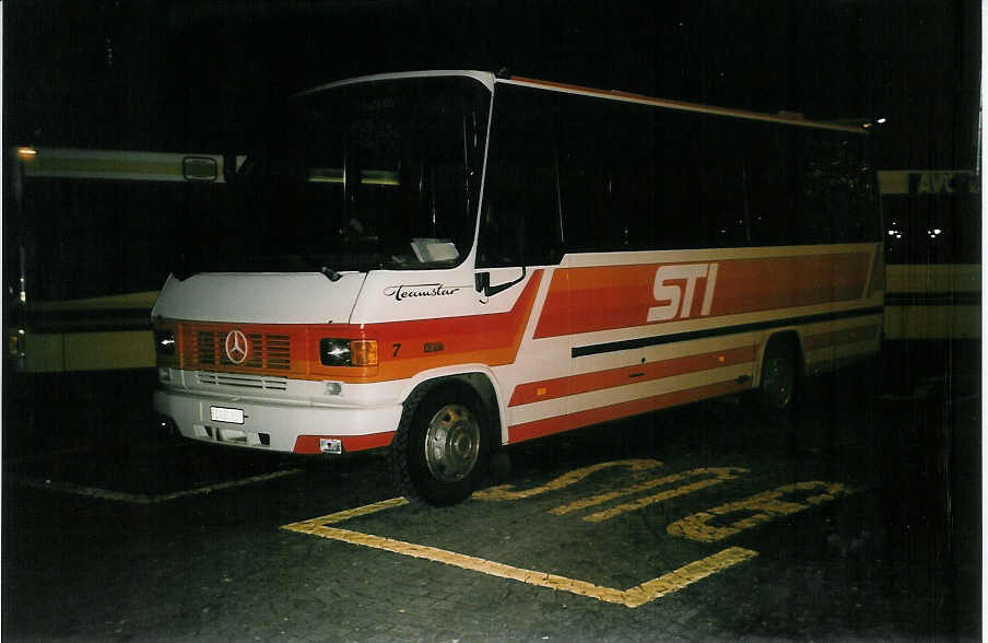 (038'022) - STI Thun - Nr. 7/BE 120'517 - Mercedes/Auw�rter (ex TSG Blumenstein Nr. 7) am 21. Dezember 1999 beim Bahnhof Thun