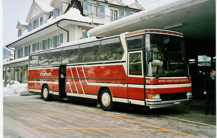 (038'223) - ASKA Aeschi - Nr. 10/BE 26'721 - Dr�gm�ller am 31. Dezember 1999 beim Bahnhof Frutigen