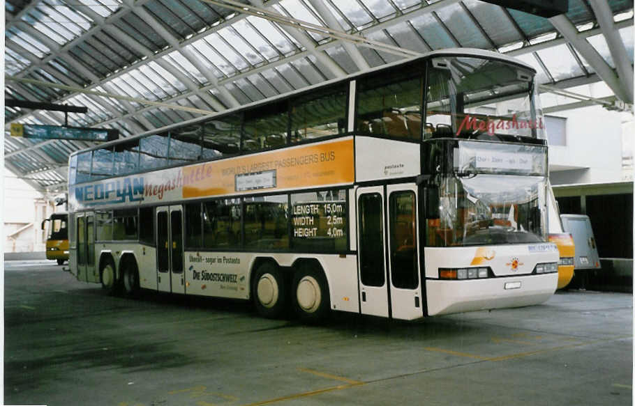 (038'414) - PTT-Regie - P 27'815 - Neoplan (ex L�beck-Travem�nde-Verkehrsgesellschaft Nr. 55) am 1. Januar 2000 in Chur, Postautostation