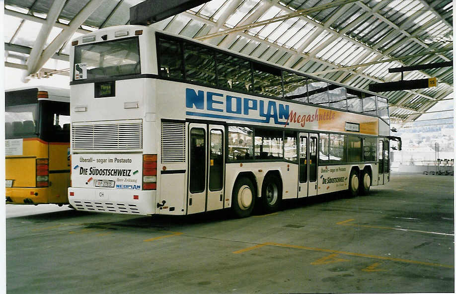 (038'427) - PTT-Regie - P 27'815 - Neoplan (ex L�beck-Travem�nde-Verkehrsgesellschaft Nr. 55) am 1. Januar 2000 in Chur, Postautostation