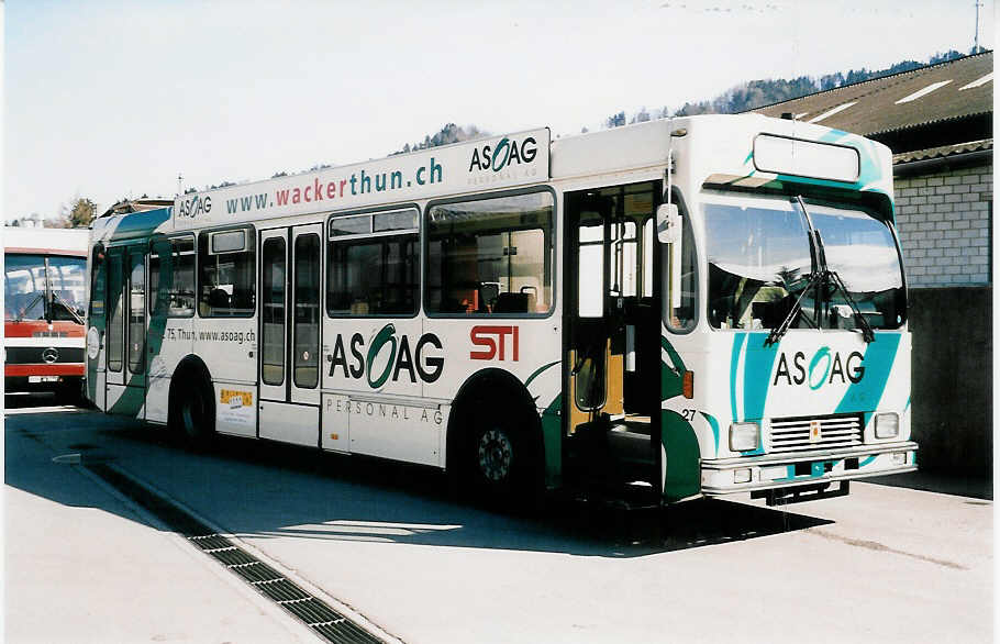 (039'426) - STI Thun - Nr. 27/BE 419'027 - Volvo/R&J (ex SAT Thun Nr. 27) am 3. M�rz 2000 in Thun, Garage