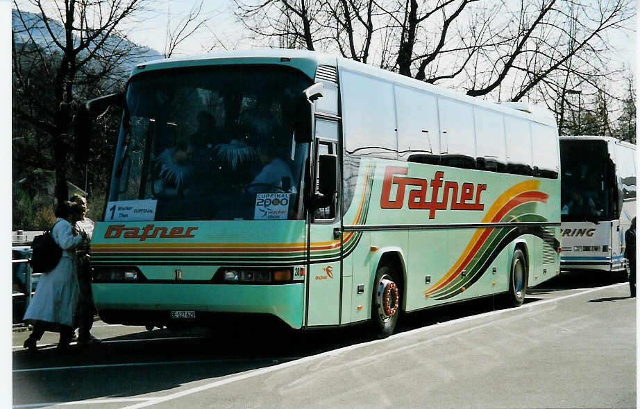 (039'604) - Gafner, Thun - Nr. 28/BE 127'629 - Neoplan am 12. M�rz 2000 beim Bahnhof Thun