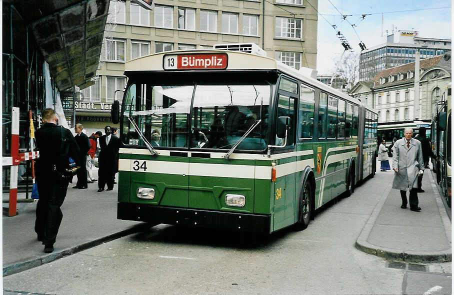 (039'704) - SVB Bern - Nr. 34 - FBW/Gangloff Gelenktrolleybus am 14. M�rz 2000 beim Bahnhof Bern