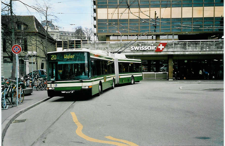 (039'714) - SVB Bern - Nr. 8 - NAW/Hess Gelenktrolleybus am 14. M�rz 2000 beim Bahnhof Bern