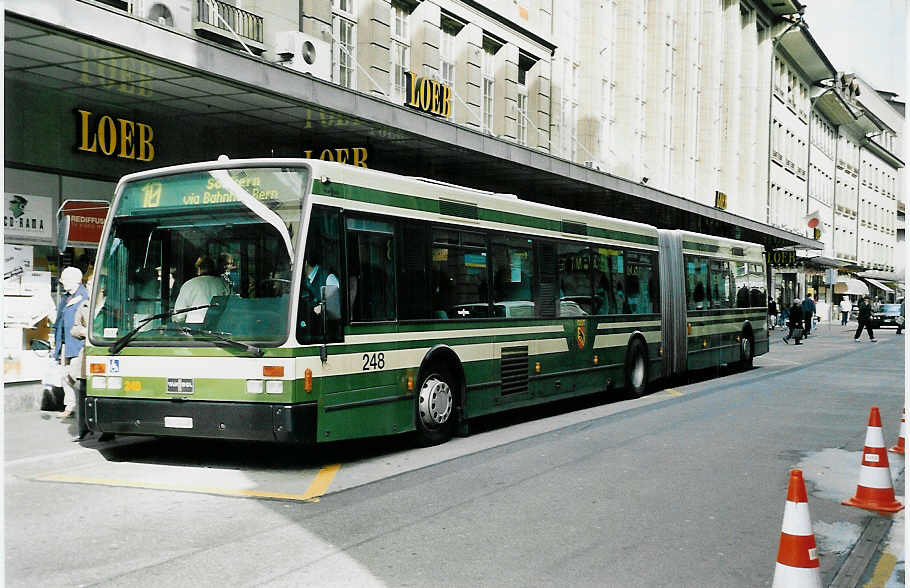 (039'727) - SVB Bern - Nr. 248/BE 518'248 - Van Hool am 14. M�rz 2000 beim Bahnhof Bern