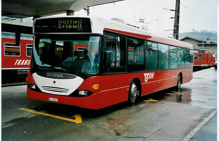 (039'834) - Lanz, Huttwil - BE 75'827 - Scania am 18. M�rz 2000 beim Bahnhof Huttwil