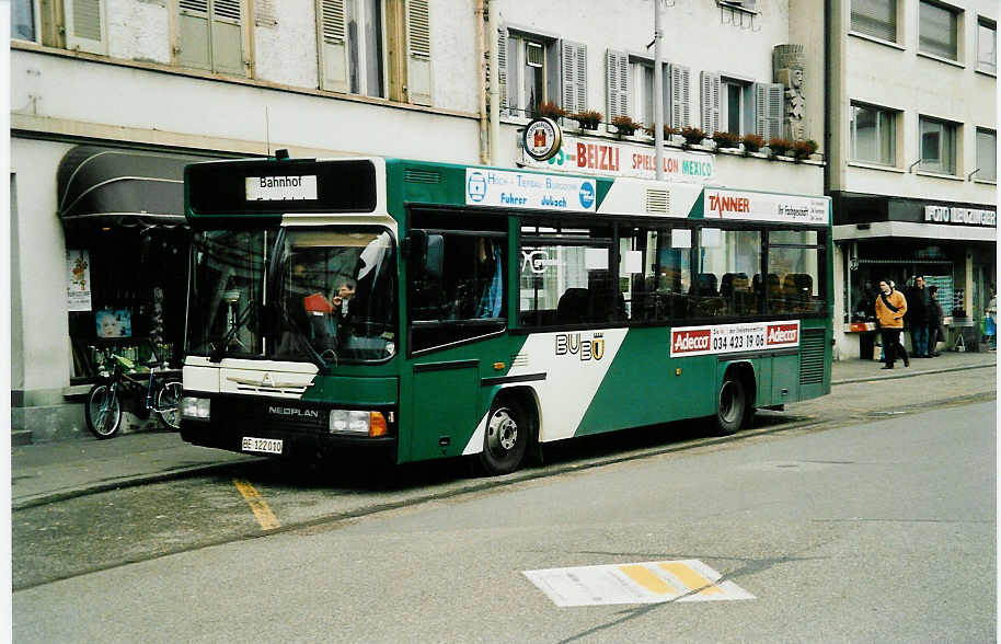 (039'920) - BUBU Burgdorf - BE 122'010 - Neoplan (ex D�hler, Burgdorf Nr. 60) am 18. M�rz 2000 beim Bahnhof Burgdorf