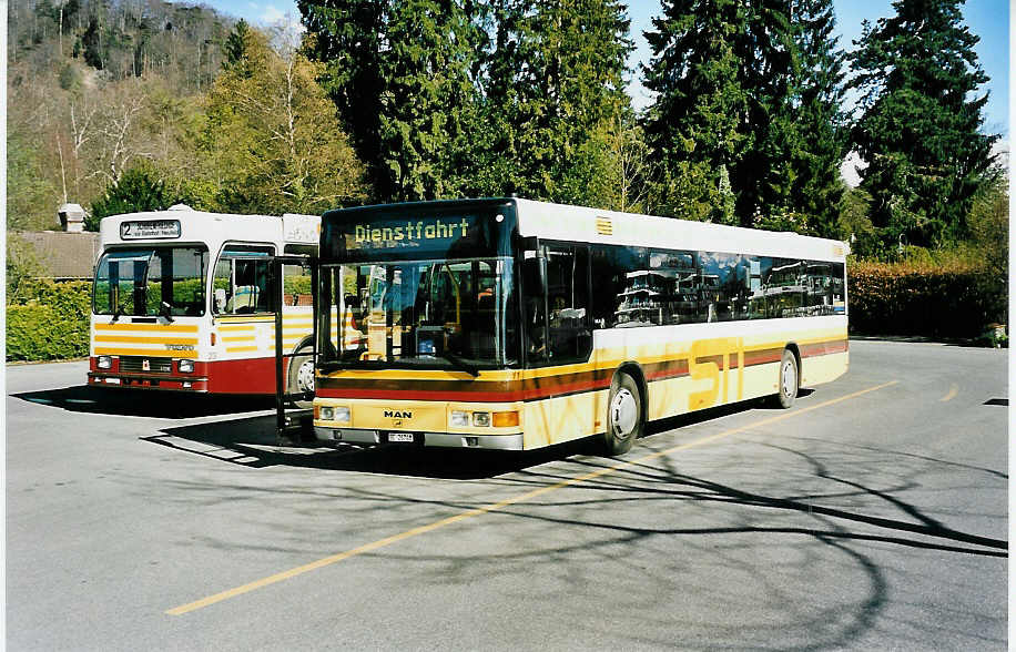 (040'223) - STI Thun - Nr. 11/BE 26'748 - MAN (ex TSG Blumenstein Nr. 2) am 15. April 2000 bei der Schiffl�ndte Thun