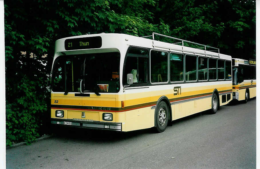 (040'637) - STI Thun - Nr. 52/BE 396'552 - Saurer/R&J am 28. Mai 2000 bei der Schiffl�ndte Thun