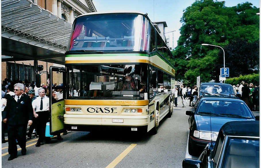(040'713) - Oase, Grossh�chstetten - BE 259'001 - Neoplan am 1. Juni 2000 in Z�rich, Kongresshaus