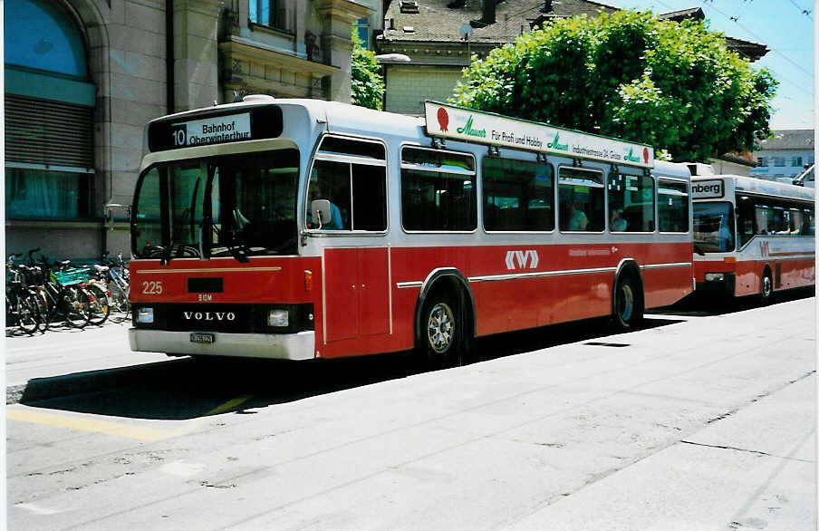 (041'426) - WV Winterthur - Nr. 225/ZH 298'225 - Volvo/T�scher am 19. Juni 2000 beim Hauptbahnhof Winterthur