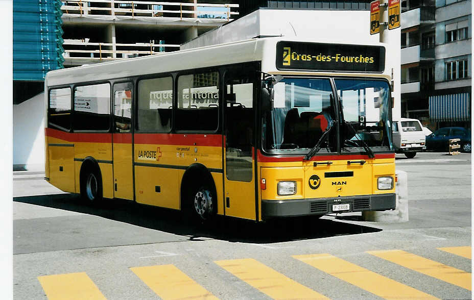 (041'718) - PTT-Regie - P 23'008 - MAN/Lauber (ex Mer�ay, Del�mont) am 11. Juli 2000 beim Bahnhof Del�mont