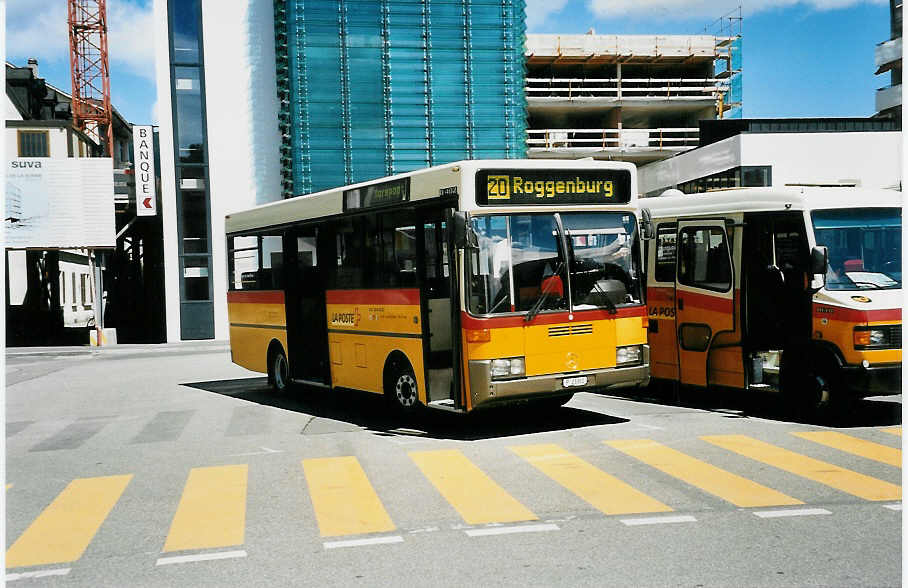 (041'720) - PTT-Regie - P 23'301 - NAW/G�ppel (ex Mer�ay, Del�mont) am 11. Juli 2000 beim Bahnhof Del�mont