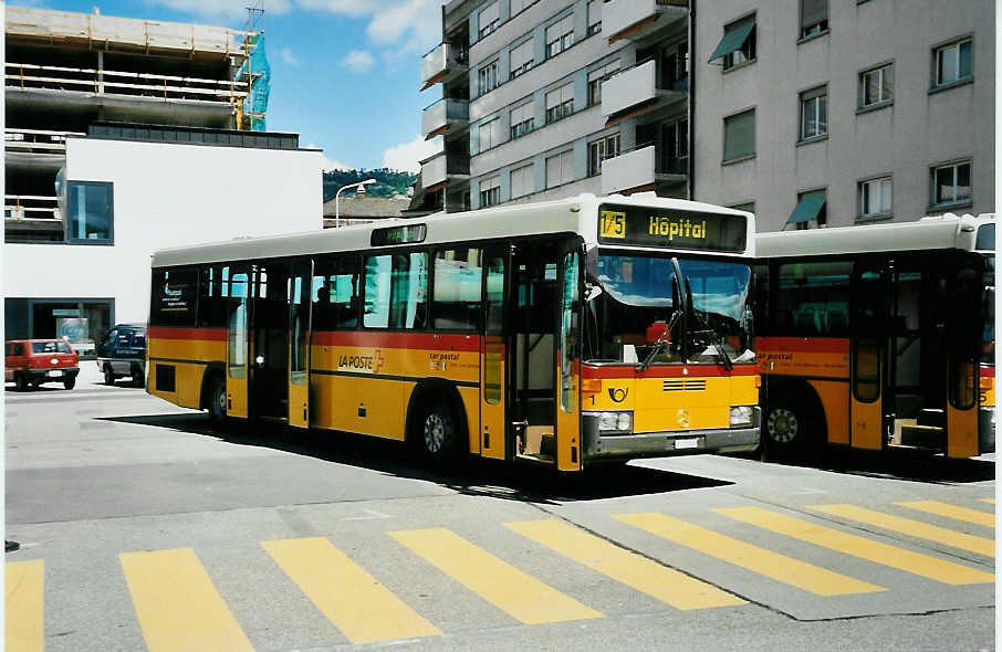 (041'721) - PTT-Regie - P 25'349 - Mercedes/R&J am 11. Juli 2000 beim Bahnhof Del�mont