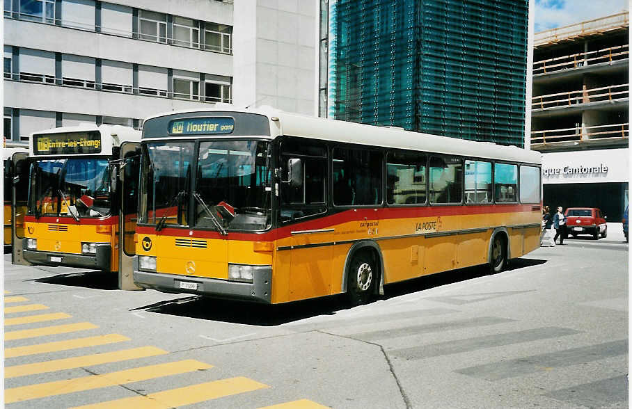 (041'723) - PTT-Regie - P 25'299 - Mercedes/R&J am 11. Juli 2000 beim Bahnhof Del�mont