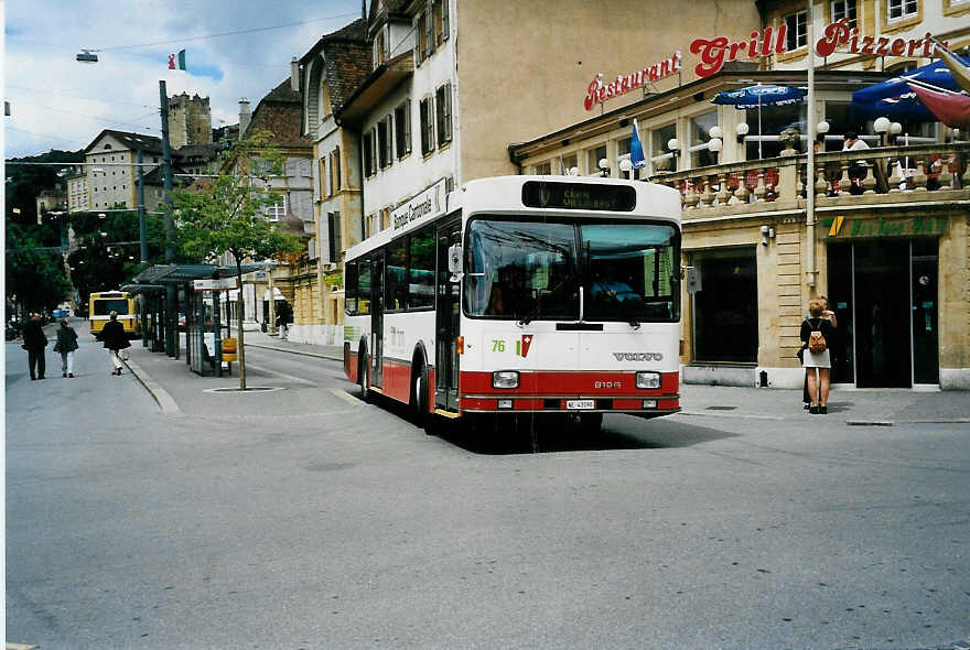 (041'822) - VR La Chaux-de-Fonds - Nr. 76/NE 43'190 - Volvo/Lauber am 12. Juli 2000 in Neuch�tel, Place Pury