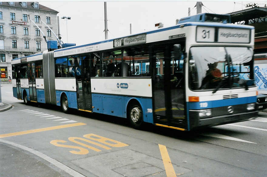 (041'930) - VBZ Z�rich - Nr. 119 - Mercedes Gelenktrolleybus am 13. Juli 2000 beim Bahnhof Z�rich