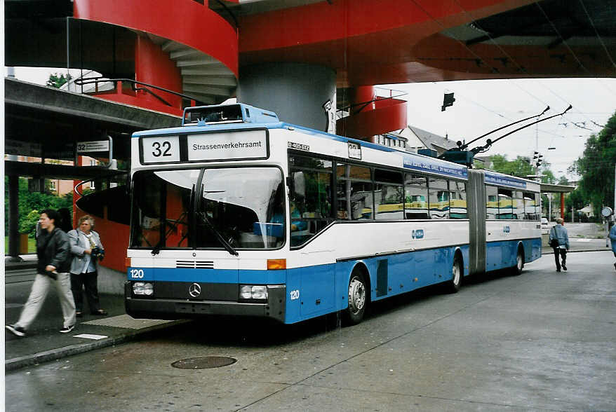 (041'933) - VBZ Z�rich - Nr. 120 - Mercedes Gelenktrolleybus am 13. Juli 2000 in Z�rich, Bucheggplatz