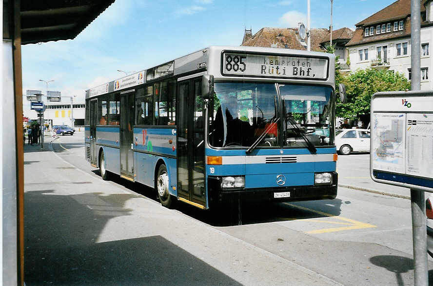(042'008) - VZO Gr�ningen - Nr. 19/ZH 41'419 - Mercedes am 17. Juli 2000 beim Bahnhof Rapperswil