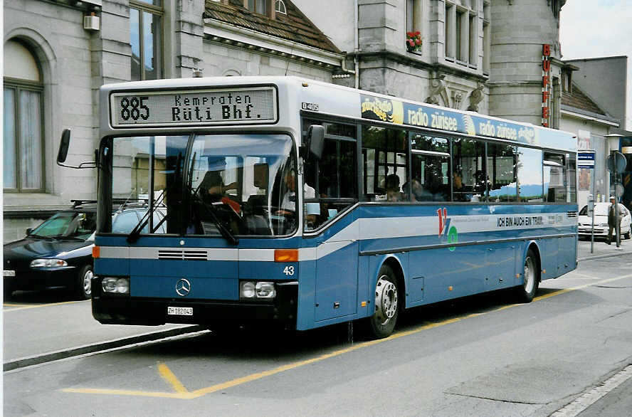 (042'016) - VZO Gr�ningen - Nr. 43/ZH 182'043 - Mercedes am 17. Juli 2000 beim Bahnhof Rapperswil