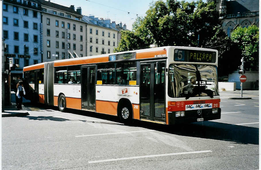 (042'115) - TPG Gen�ve - Nr. 212/GE 96'664 - Mercedes am 19. Juli 2000 beim Bahnhof Gen�ve