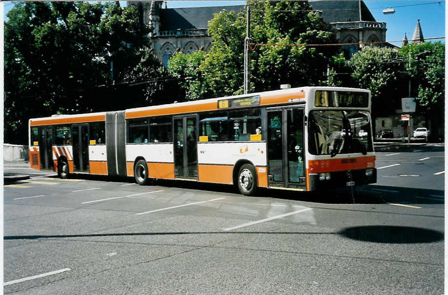 (042'116) - TPG Gen�ve - Nr. 220/GE 96'805 - Mercedes am 19. Juli 2000 beim Bahnhof Gen�ve