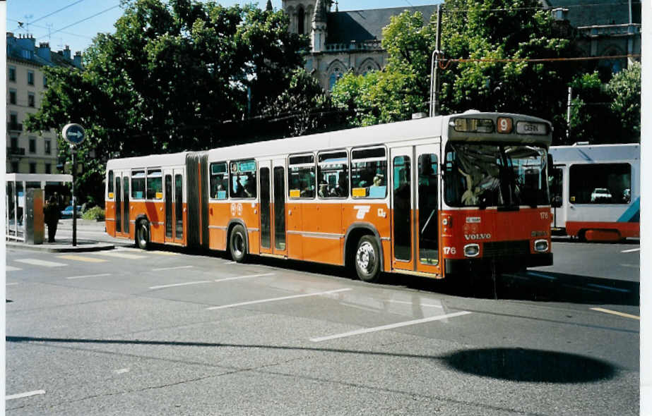 (042'119) - TPG Gen�ve - Nr. 176/GE 96'689 - Volvo/R&J-Hess am 19. Juli 2000 beim Bahnhof Gen�ve