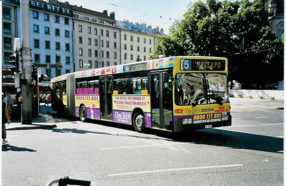 (042'122) - TPG Gen�ve - Nr. 219/GE 96'804 - Mercedes am 19. Juli 2000 beim Bahnhof Gen�ve