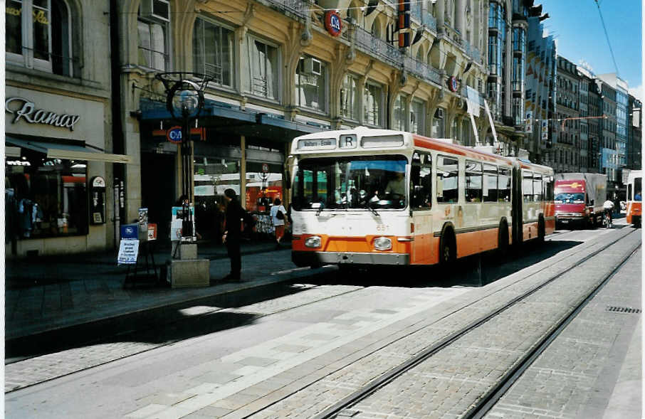 (042'125) - TPG Gen�ve - Nr. 651 - Saurer/Hess Gelenktrolleybus am 19. Juli 2000 in Gen�ve, Rue Croix d'Or